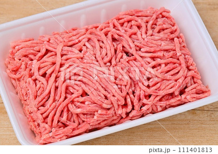 牛豚肉のひき肉、挽肉、挽き肉パック。牛肉と豚肉の合い挽き肉 111401813