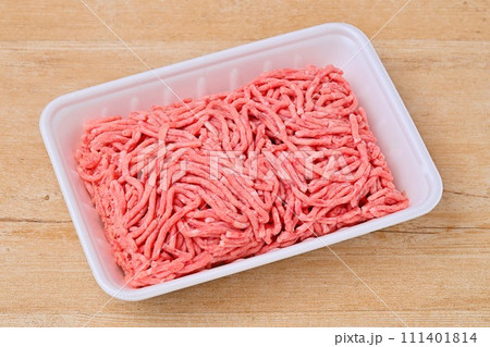 牛豚肉のひき肉、挽肉、挽き肉パック。牛肉と豚肉の合い挽き肉 111401814