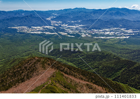 八ヶ岳連峰・横岳稜線から見る杣添尾根と奥秩父の山並み 八ヶ岳連峰・横岳稜線から見る杣添尾根と奥秩父の山並み 111401833