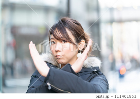 断る女性　 111401953