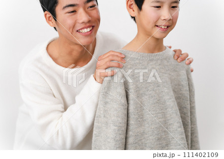 私服姿の小学生と中学生の男性 ライフスタイルイメージ 私服姿の小学生と中学生の男性 ライフスタイルイメージ 111402109