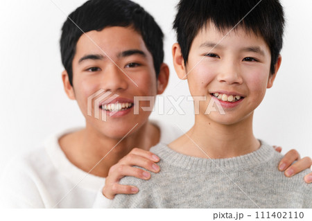 私服姿の小学生と中学生の男性 ライフスタイルイメージ 私服姿の小学生と中学生の男性 ライフスタイルイメージ 111402110