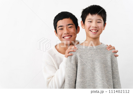 私服姿の小学生と中学生の男性 ライフスタイルイメージ 私服姿の小学生と中学生の男性 ライフスタイルイメージ 111402112
