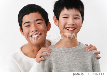 私服姿の小学生と中学生の男性 ライフスタイルイメージ 私服姿の小学生と中学生の男性 ライフスタイルイメージ 111402114