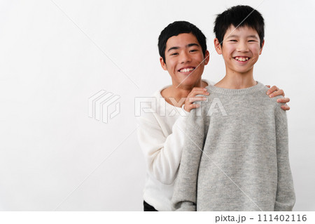 私服姿の小学生と中学生の男性　ライフスタイルイメージ	 111402116