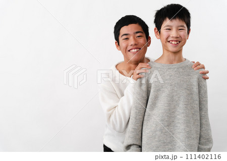私服姿の小学生と中学生の男性 ライフスタイルイメージ 私服姿の小学生と中学生の男性 ライフスタイルイメージ 111402116
