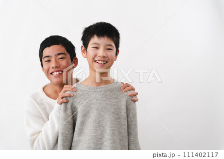 私服姿の小学生と中学生の男性 ライフスタイルイメージ 私服姿の小学生と中学生の男性 ライフスタイルイメージ 111402117
