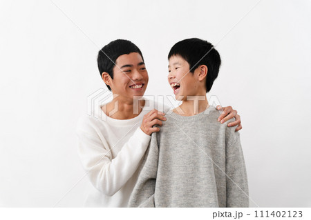 私服姿の小学生と中学生の男性　ライフスタイルイメージ	 111402123