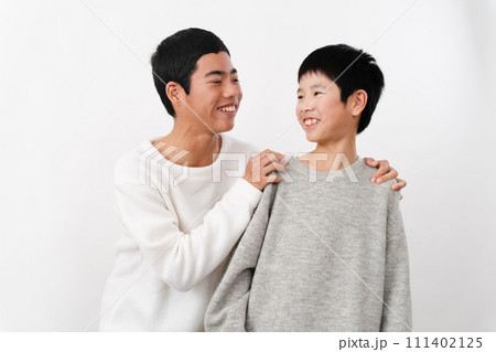私服姿の小学生と中学生の男性　ライフスタイルイメージ	 111402125