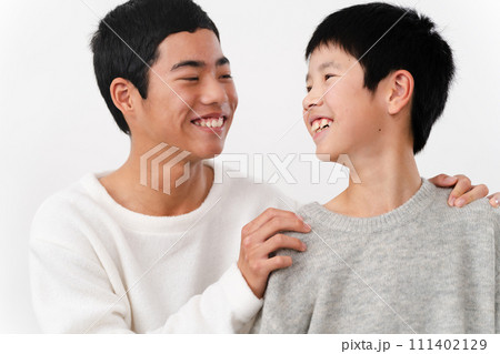 私服姿の小学生と中学生の男性　ライフスタイルイメージ	 111402129