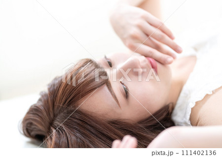 横たわる女性の写真素材 [111402136] - PIXTA