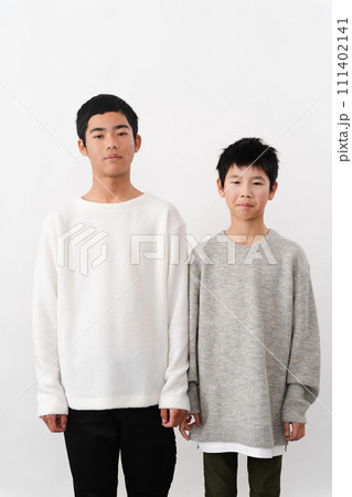 私服姿の小学生と中学生の男性　ライフスタイルイメージ	 111402141