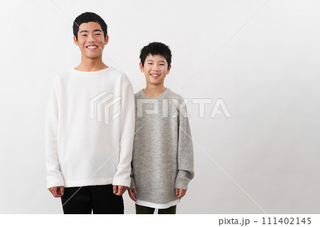 私服姿の小学生と中学生の男性　ライフスタイルイメージ	 111402145