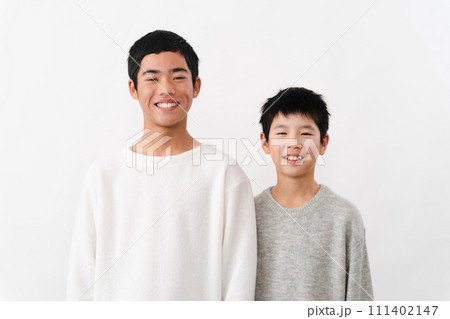 私服姿の小学生と中学生の男性　ライフスタイルイメージ	 111402147