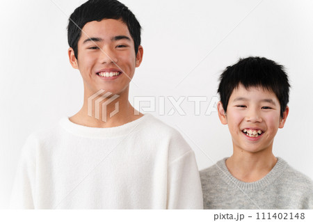 私服姿の小学生と中学生の男性　ライフスタイルイメージ	 111402148