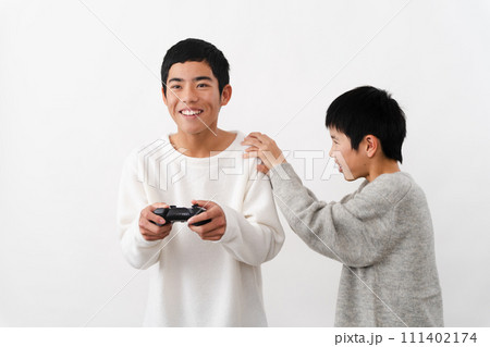 私服姿の小学生と中学生の男性　ライフスタイルイメージ	 111402174