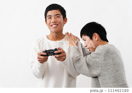 私服姿の小学生と中学生の男性　ライフスタイルイメージ	 111402180