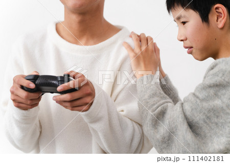 私服姿の小学生と中学生の男性　ライフスタイルイメージ	 111402181