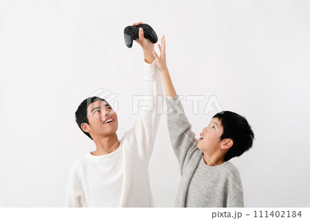 私服姿の小学生と中学生の男性　ライフスタイルイメージ	 111402184