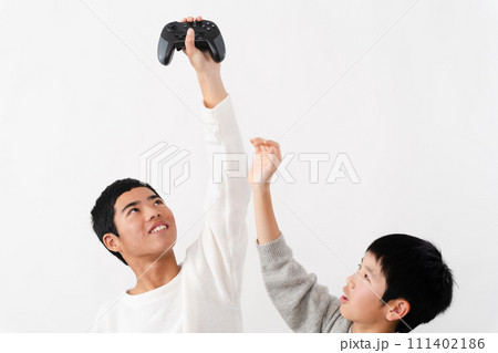 私服姿の小学生と中学生の男性　ライフスタイルイメージ	 111402186