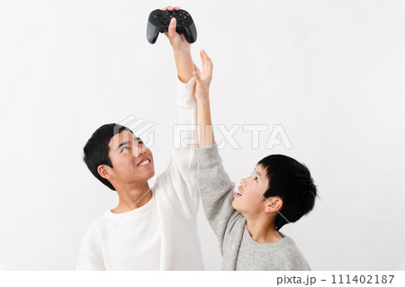 私服姿の小学生と中学生の男性　ライフスタイルイメージ	 111402187