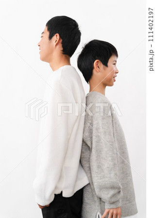 私服姿の小学生と中学生の男性 ライフスタイルイメージ	 私服姿の小学生と中学生の男性 ライフスタイルイメージ	 111402197