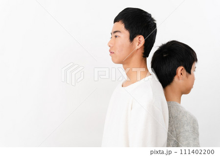 私服姿の小学生と中学生の男性　ライフスタイルイメージ	 111402200