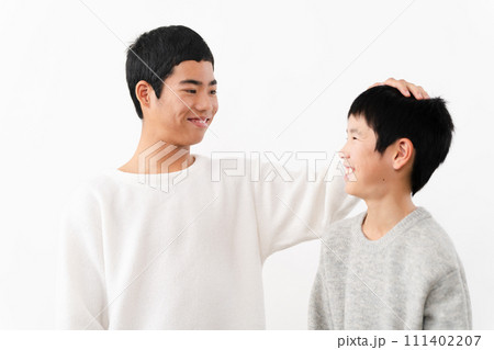 私服姿の小学生と中学生の男性　ライフスタイルイメージ	 111402207