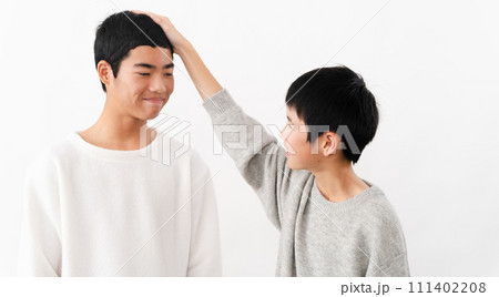 私服姿の小学生と中学生の男性　ライフスタイルイメージ	 111402208