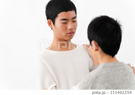 私服姿の小学生と中学生の男性　ライフスタイルイメージ	 111402259