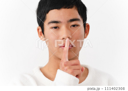 私服姿の中学生の男性　ライフスタイルイメージ 111402308