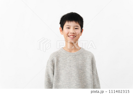私服姿の小学生の男の子 ライフスタイルイメージ 私服姿の小学生の男の子 ライフスタイルイメージ 111402315