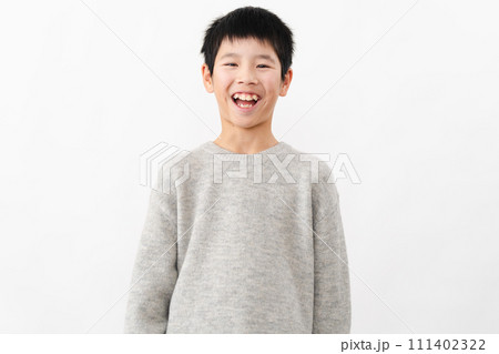 私服姿の小学生の男の子 ライフスタイルイメージ 私服姿の小学生の男の子 ライフスタイルイメージ 111402322