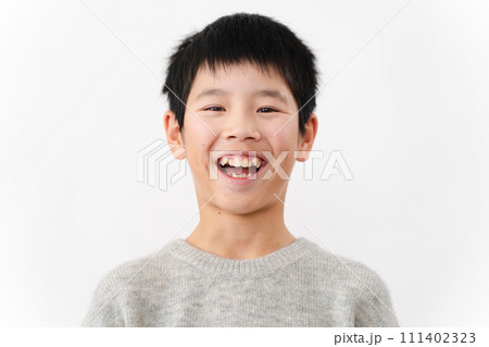 私服姿の小学生の男の子　ライフスタイルイメージ	 111402323