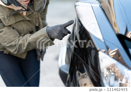 バイクの点検をする女性 111402455