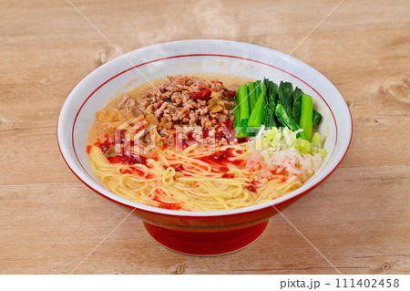 注意）湯気は合成です。オリジナル手作りの担々麺、タンタン麺、担担麺、タンタンメン。 111402458