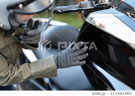 バイクの点検をする女性 バイクの点検をする女性 111402460
