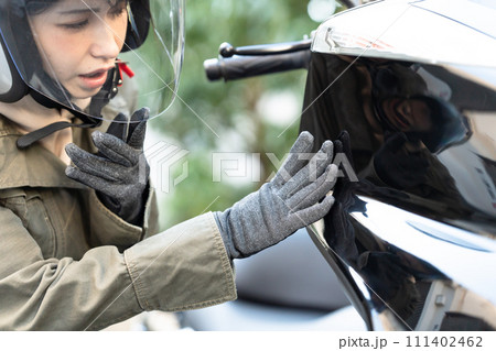バイクの点検をする女性 バイクの点検をする女性 111402462