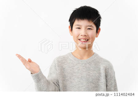 私服姿の小学生の男の子 ライフスタイルイメージ 私服姿の小学生の男の子 ライフスタイルイメージ 111402484