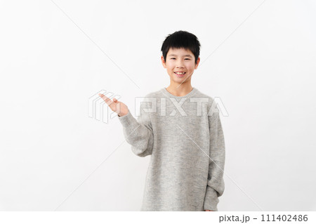 私服姿の小学生の男の子 ライフスタイルイメージ 私服姿の小学生の男の子 ライフスタイルイメージ 111402486