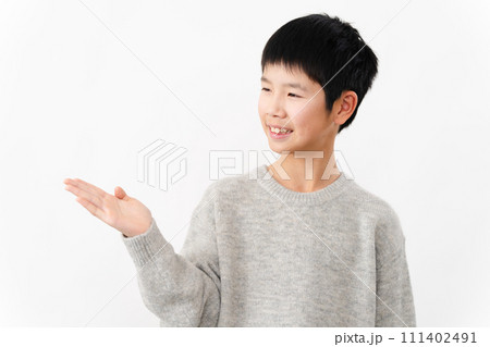 私服姿の小学生の男の子 ライフスタイルイメージ 私服姿の小学生の男の子 ライフスタイルイメージ 111402491