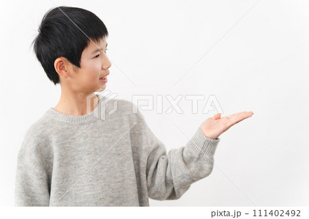 私服姿の小学生の男の子 ライフスタイルイメージ 私服姿の小学生の男の子 ライフスタイルイメージ 111402492