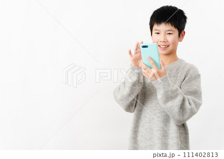 私服姿の小学生の男の子　ライフスタイルイメージ 111402813