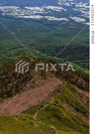 八ヶ岳連峰・横岳稜線から見る杣添尾根と野辺山高原 八ヶ岳連峰・横岳稜線から見る杣添尾根と野辺山高原 111402814