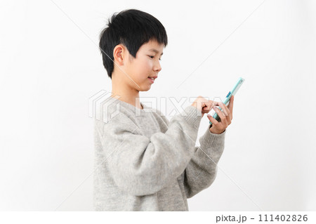 私服姿の小学生の男の子 ライフスタイルイメージ 私服姿の小学生の男の子 ライフスタイルイメージ 111402826
