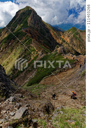 八ヶ岳連峰・横岳の岩稜を行く登山者と赤岳の眺め 八ヶ岳連峰・横岳の岩稜を行く登山者と赤岳の眺め 111403266