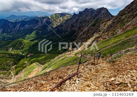 八ヶ岳連峰・文三郎道を登る登山者と横岳・硫黄岳の眺め 八ヶ岳連峰・文三郎道を登る登山者と横岳・硫黄岳の眺め 111403269
