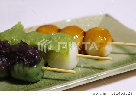 おいしい和菓子 3種類の串団子 おいしい和菓子 3種類の串団子 111403323