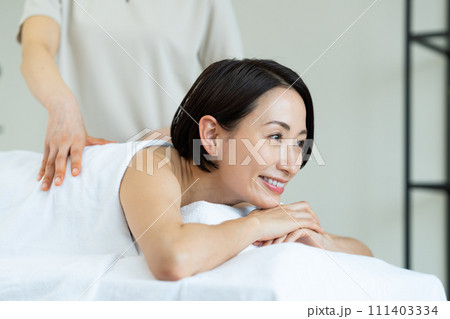 マッサージを受けるミドルの女性 マッサージを受けるミドルの女性 111403334