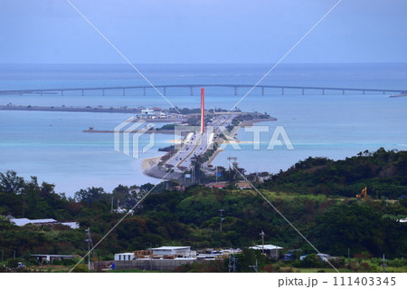 勝連城跡から眺める海中道路と浜比嘉大橋 111403345